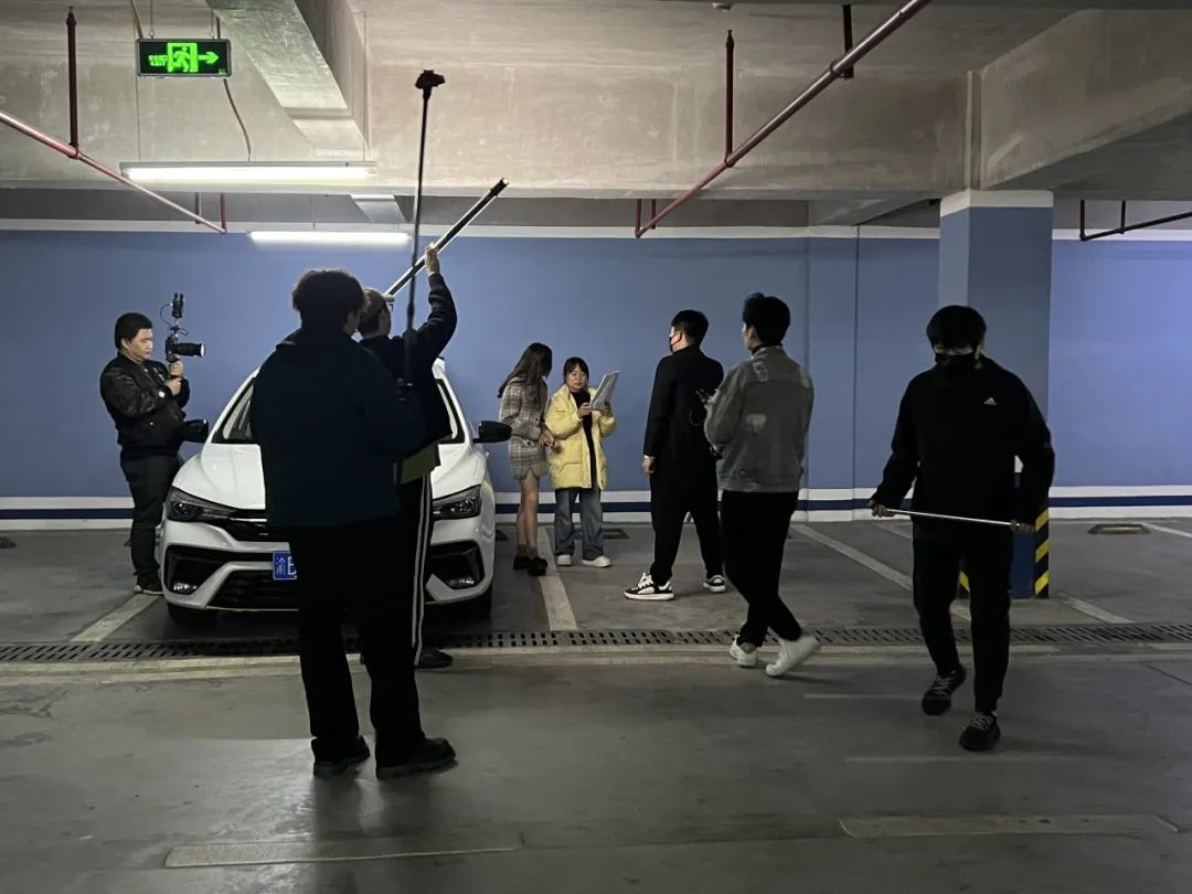 陜西廣電網(wǎng)絡(luò)“微短劇”又添生力軍——子公司陜西廣電絲路影視“抓馬短劇”小程序上線(xiàn)并投拍首部新劇(圖3)