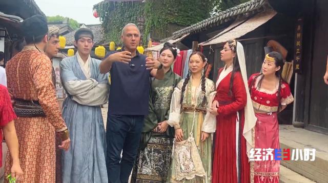 全球圈粉！國(guó)產(chǎn)微短劇火到國(guó)外！完備產(chǎn)業(yè)鏈助力中國(guó)故事出海→(圖2)